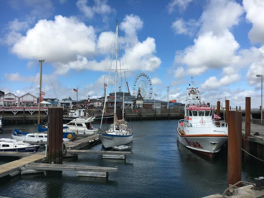 Lister Hafen mit Riesenrad.JPG