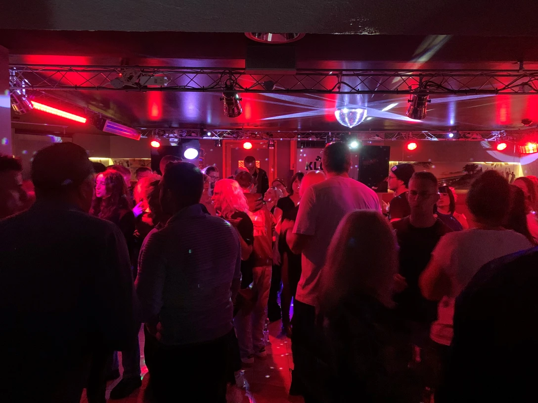 auf-zur-partysause-in-der-klubhaus-barjpg auf-zur-partysause-in-der-klubhaus-bar