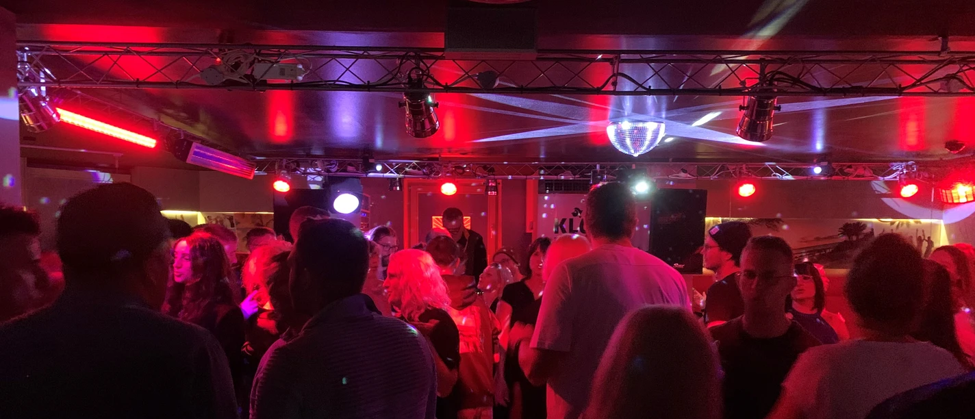 auf-zur-partysause-in-der-klubhaus-barjpg auf-zur-partysause-in-der-klubhaus-bar