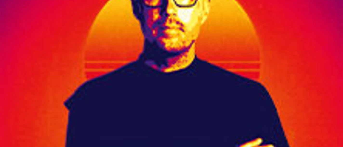 Das Bild zeigt einen Mann mit Brille und ernster Miene, vor einem stilisierten Sonnenuntergang.