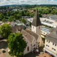 lage-marktkirche-teutoburger-wald-tourismus-d-ketz-082-cc-by-sa-jpg.jpg Luftaufnahme der Marktkirche mit ihrem markanten Turm, umgeben von Bäumen und Gebäuden in Detmold.