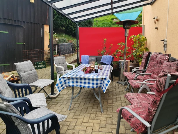 überdachte Terrasse für alle Gäste des Hauses