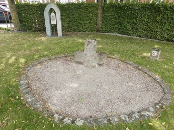 DJI_0416.JPG Altes Steinkreuz in einem gepflasterten, runden Beet, umgeben von Rasen und Hecke.