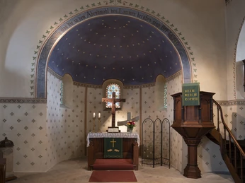 Bockhorst Kirche innen © Markus Stein.jpg Kircheninnenraum mit Altar, hölzernem Kreuz und Kanzel, umgeben von kunstvoll verzierten Wänden.