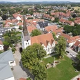 DJI_0457.JPG Luftaufnahme einer Kirche in einem Wohngebiet mit roten Dächern und umliegenden Bäumen.