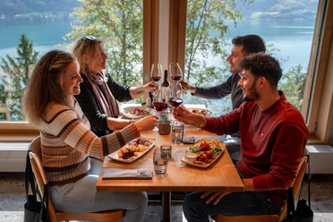 genusstour-thunersee-gruppe-restaurant-essen-trinken.jpg