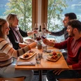 genusstour-thunersee-gruppe-restaurant-essen-trinken.jpg