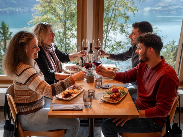 genusstour-thunersee-gruppe-restaurant-essen-trinken.jpg