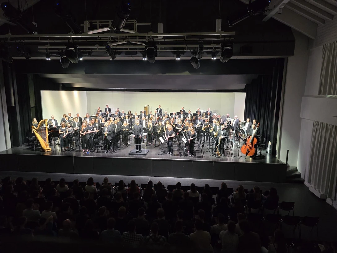 Die Feldmusik Sarnen unter der Leitung von Sandro Blank