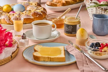 Frühstück im neanderland mit Düssel-Honig Vielfältiges Frühstück mit einer Scheibe Toast und Düssel-Honig, umgeben von Ostergebäck und Kaffee.