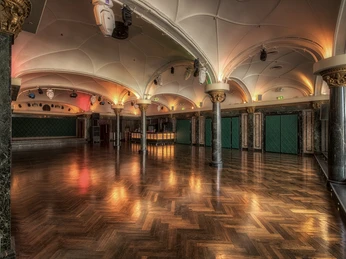 Festsaal leer Leerer Festsaal im historischem Stil mit gewölbten Decken, Säulen und gemütlicher BeleuchtungEmpty ballroom in historical style with vaulted ceilings, columns and cozy lighting