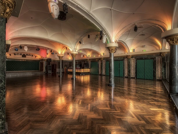 Festsaal leer Leerer Festsaal im historischem Stil mit gewölbten Decken, Säulen und gemütlicher Beleuchtung