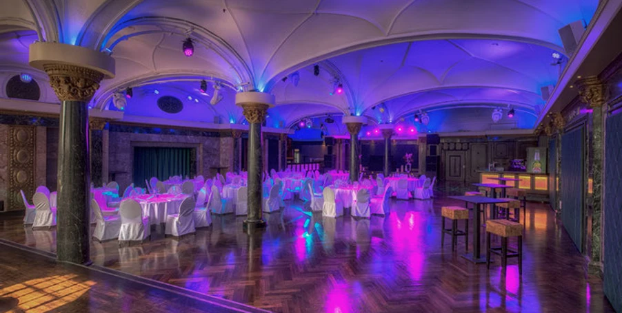 Festsaal Festsaal im historischem Stil mit gewölbten Decken, Säulen, Bankettbestulung und PartybeleuchtungHistoric-style ballroom with vaulted ceilings, columns, banquet seating and party lighting