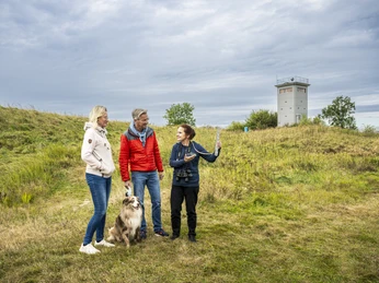 Rondleiding naar de grenstoren in Darchau Führung zum Grenzturm in DarchauGuided tour to the border tower in DarchauVisite guidée de la tour frontalière de DarchauRondleiding naar de grenstoren in DarchauGuidet tur til grænsetårnet i Darchau