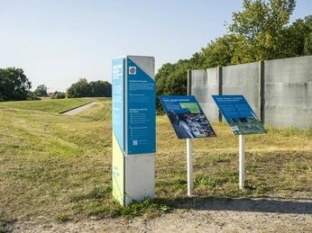 Border tower with exhibition in Popelau Grenzturm mit Ausstellung in PopelauBorder tower with exhibition in PopelauTour frontalière avec exposition à PopelauGrenstoren met tentoonstelling in PopelauGrænsetårn med udstilling i Popelau