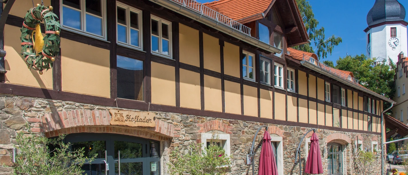 Gut Neumark mit Kirche