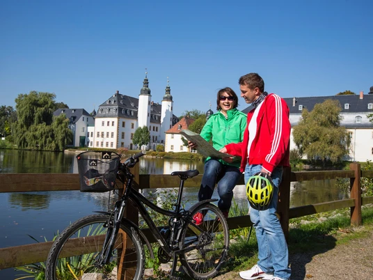 Radfahrer vor Schloss Blankenhain