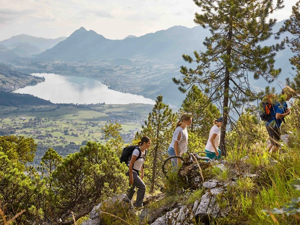 Auf dem Bärgmanndlipfad mit Sicht auf den Sarnersee