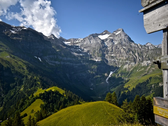 Schartihöreli mit Blick auf den Wanggrat und den Urirotstock