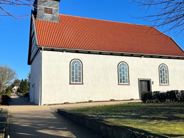 Heilig-Kreuz-Kapelle Haldem: Kleine Kapelle mit rotem Dach und Fenstern im gotischen Stil.