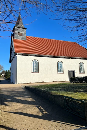Heilig-Kreuz-Kapelle Haldem Heilig-Kreuz-Kapelle Haldem: Kleine Kapelle mit rotem Dach und Fenstern im gotischen Stil.