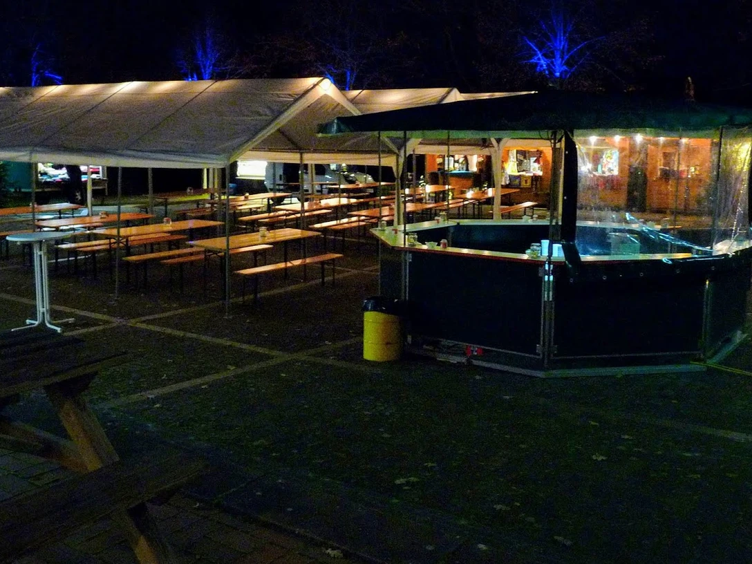 Weihnachtsmarkt 1.JPG Leerer Weihnachtsmarkt mit beleuchtetem Ausschankstand und überdachten Sitzbereichen bei Nacht.Empty Christmas market with illuminated bar and covered seating areas at night.Tomt julemarked med oplyst bar og overdækkede siddepladser om aftenen.Lege kerstmarkt met verlichte bar en overdekte zitgedeeltes 's nachts.