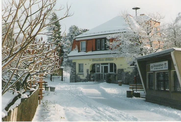 Höhleneingang im Winter