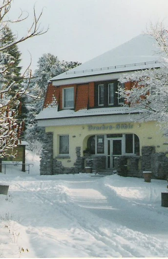 Höhleneingang im Winter