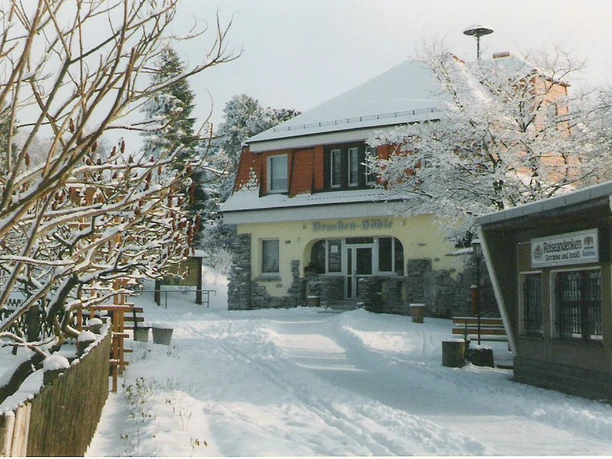 Höhleneingang im Winter