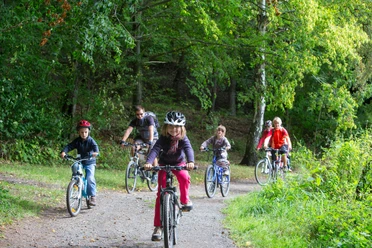 Familie auf dem Sagenweg Pöllwitzer Wald