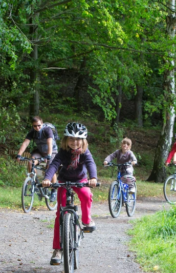 Familie auf dem Sagenweg Pöllwitzer Wald
