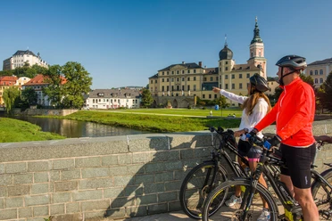 Radfahrer in Greiz, mit Blick auf die Greizer Schlösser
