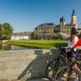 Radfahrer in Greiz, mit Blick auf die Greizer Schlösser