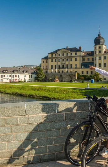 Radfahrer in Greiz, mit Blick auf die Greizer Schlösser