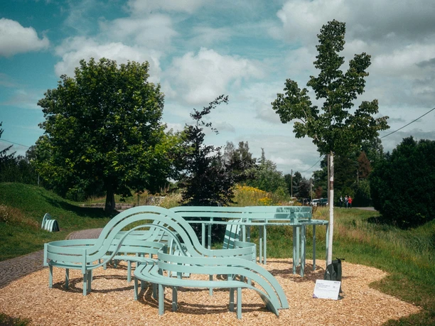 © Jeppe Hein, Modified Social Bench for Jahnsdorf #01, 2024; Courtesy König Galerie, Berlin und 303 Gallery, New York