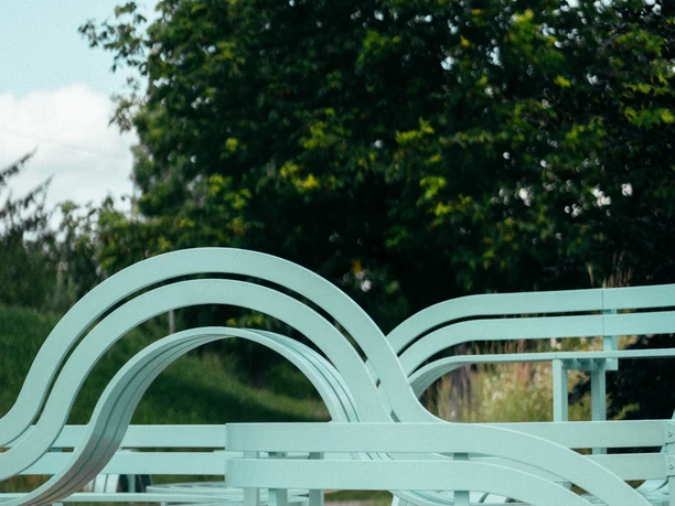© Jeppe Hein, Modified Social Bench for Jahnsdorf #01, 2024; Courtesy König Galerie, Berlin und 303 Gallery, New York