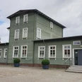 Bahnhof Rahden Historischer Bahnhof Rahden mit grüner Holzfassade und symmetrischen weißen Fenstern.