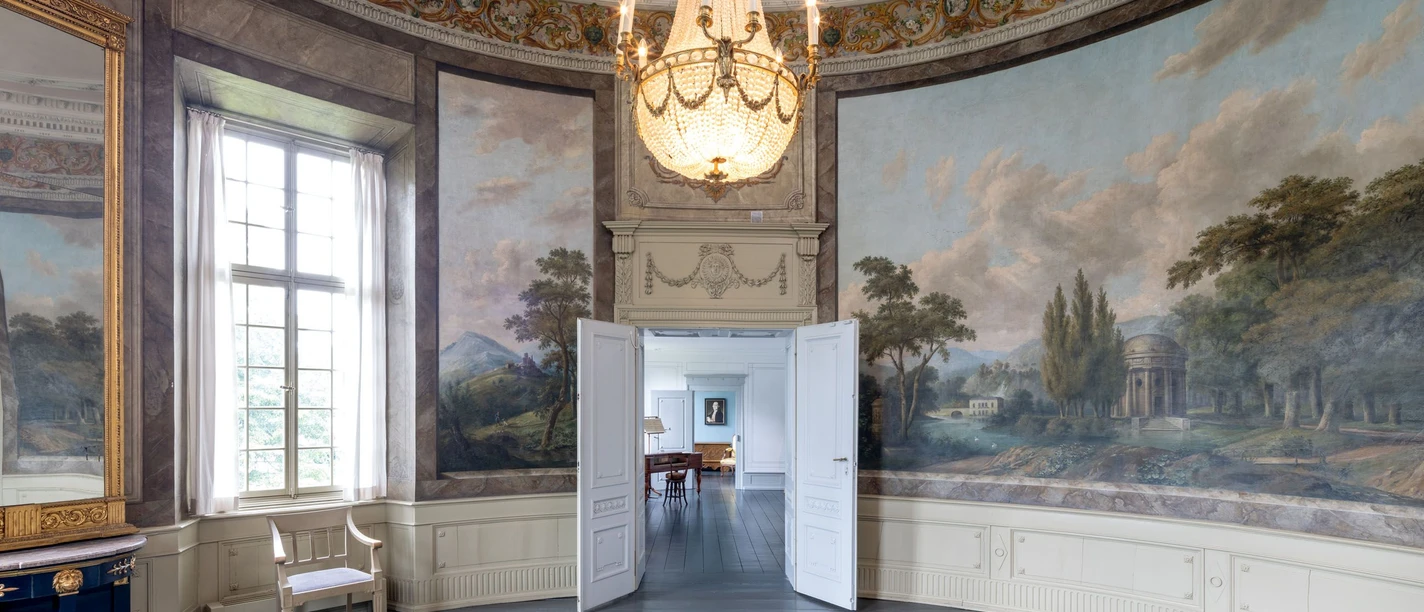 Gartensaal Cromford Klassischer Saal mit prächtigem Kronleuchter, neoklassizistischen Wandmalereien und großen Fenstern.