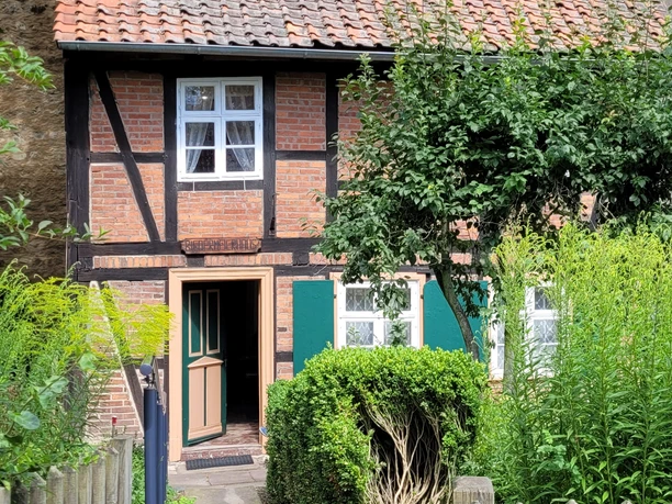 BiedermeierhausStraßenansicht.jpg