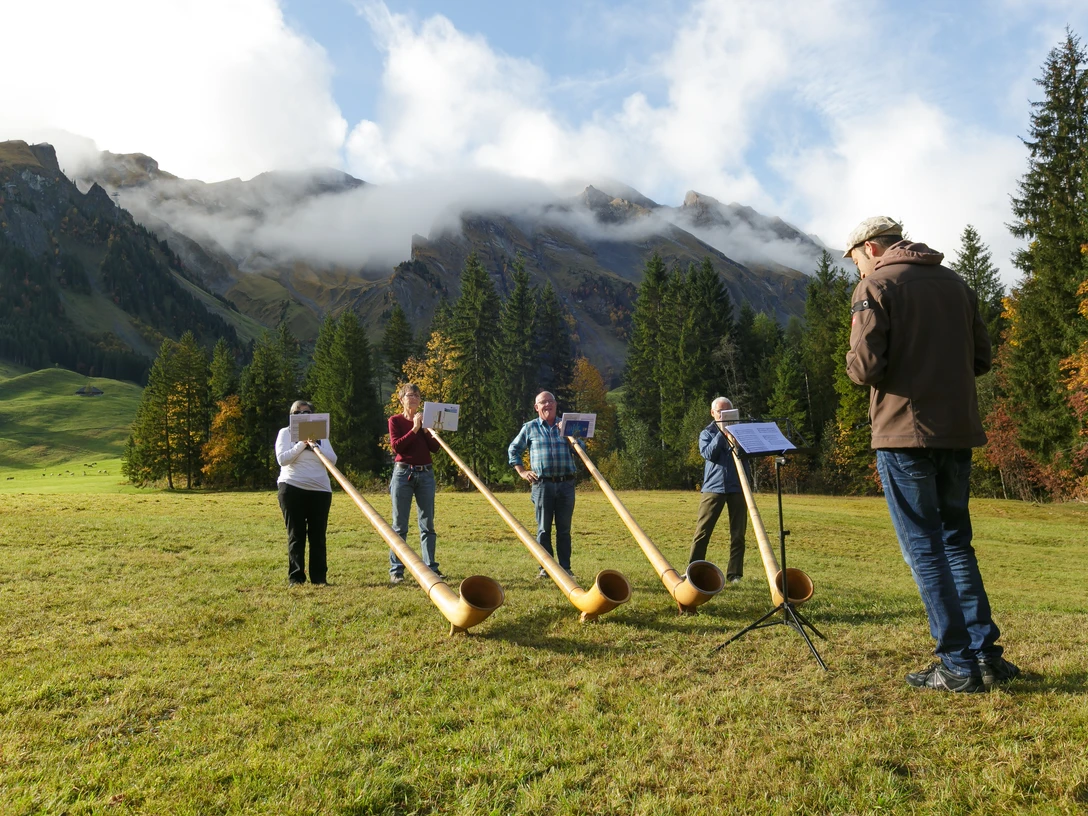 En jouant du cor des Alpes