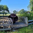 Holzplattform mit Geländer umschließt eine Skulptur in naturnaher Umgebung am nördlichsten Punkt NRW.