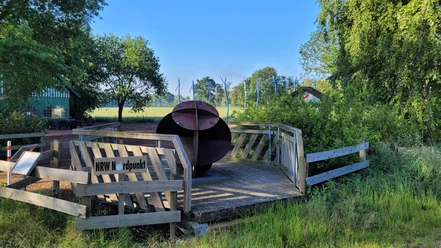 NRW Nordpunkt Holzplattform mit Geländer umschließt eine Skulptur in naturnaher Umgebung am nördlichsten Punkt NRW.