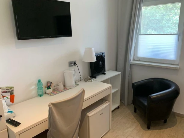 Restaurant und Pension Peking_Schreibtisch.jpg