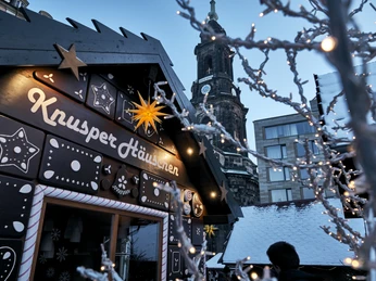 Knusperhäuschen auf dem Dresdner Striezelmarkt.jpg Knusperhäuschen auf dem Dresdner Striezelmarkt mit festlicher Beleuchtung im Winter.Crispy little houses at the Dresden Striezelmarkt with festive lighting in winter.Křupavé domečky na drážďanském Striezelmarktu se slavnostním osvětlením v zimě.Chrupiące domki na drezdeńskim Striezelmarkt z świątecznym oświetleniem zimą.Knapperige huisjes op de Dresden Striezelmarkt met feestelijke verlichting in de winter.Casette croccanti allo Striezelmarkt di Dresda con illuminazione festosa in inverno.