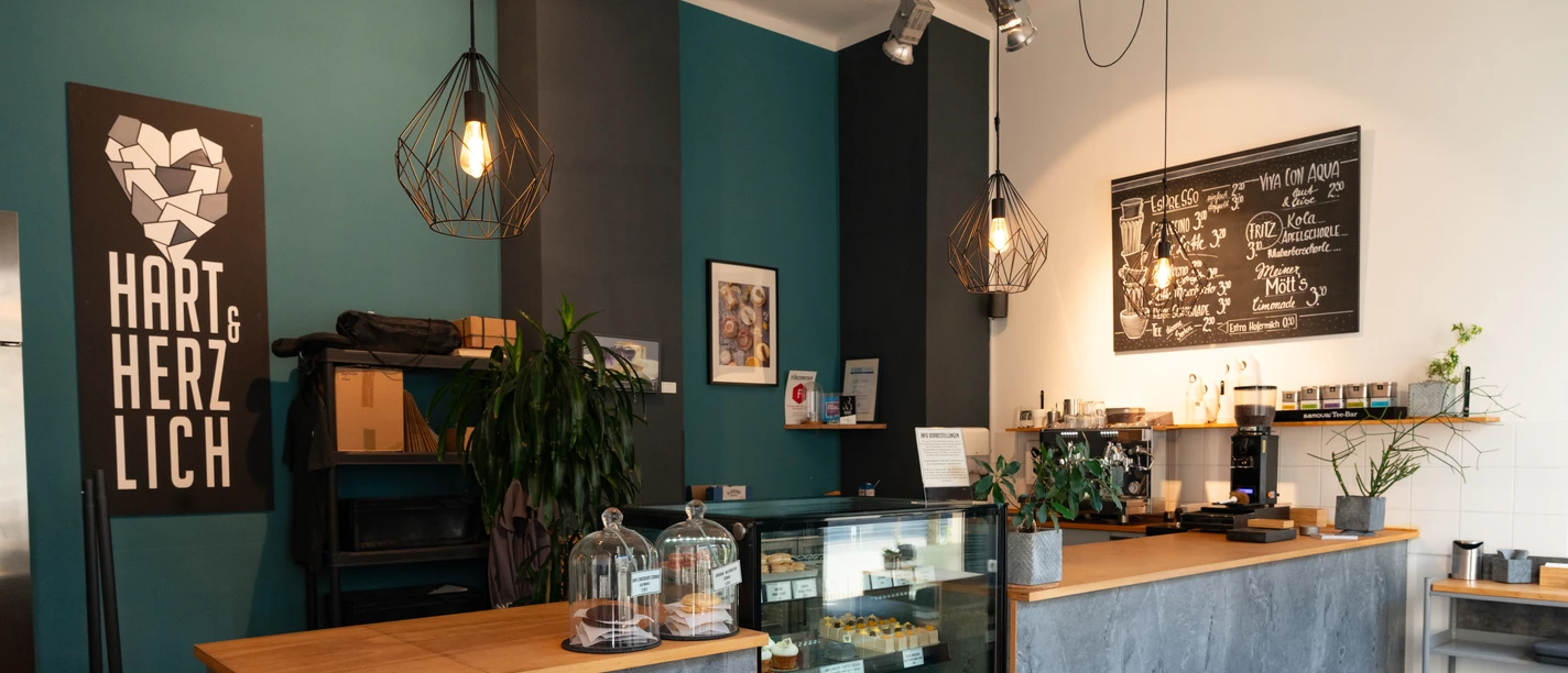 Hart & Herzlich Innenraum – Cafés in Leipzig Das Hart & Herzlich im Leipziger Norden hat eine moderne und einladende Theke