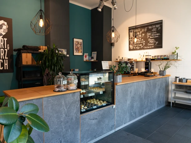 Hart & Herzlich Innenraum – Cafés in Leipzig Das Hart & Herzlich im Leipziger Norden hat eine moderne und einladende Theke