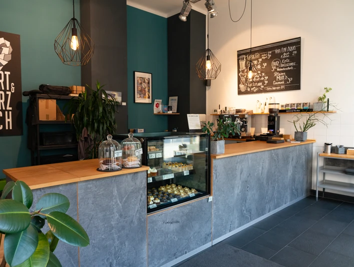 Hart & Herzlich Innenraum – Cafés in Leipzig Das Hart & Herzlich im Leipziger Norden hat eine moderne und einladende Theke