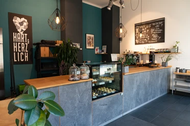 Interiér Hart & Herzlich - Kavárny v Lipsku Hart & Herzlich v severní části Lipska má moderní a příjemný bar.