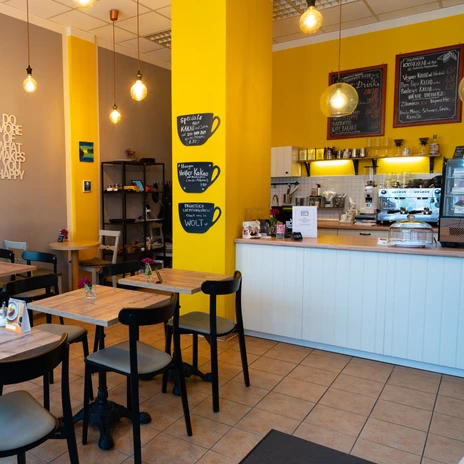 Jeepney Café Nord – Cafés in Leipzig Das Jeepney Café Nord ist in einem leuchtenden Gelb gestrichen und lädt zum Verweilen ein