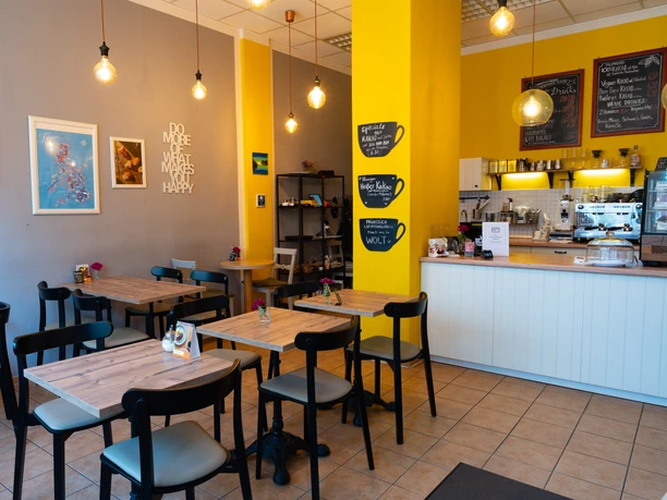Jeepney Café Nord - Cafés à Leipzig Le Jeepney Café Nord est peint en jaune vif et invite à la détente.